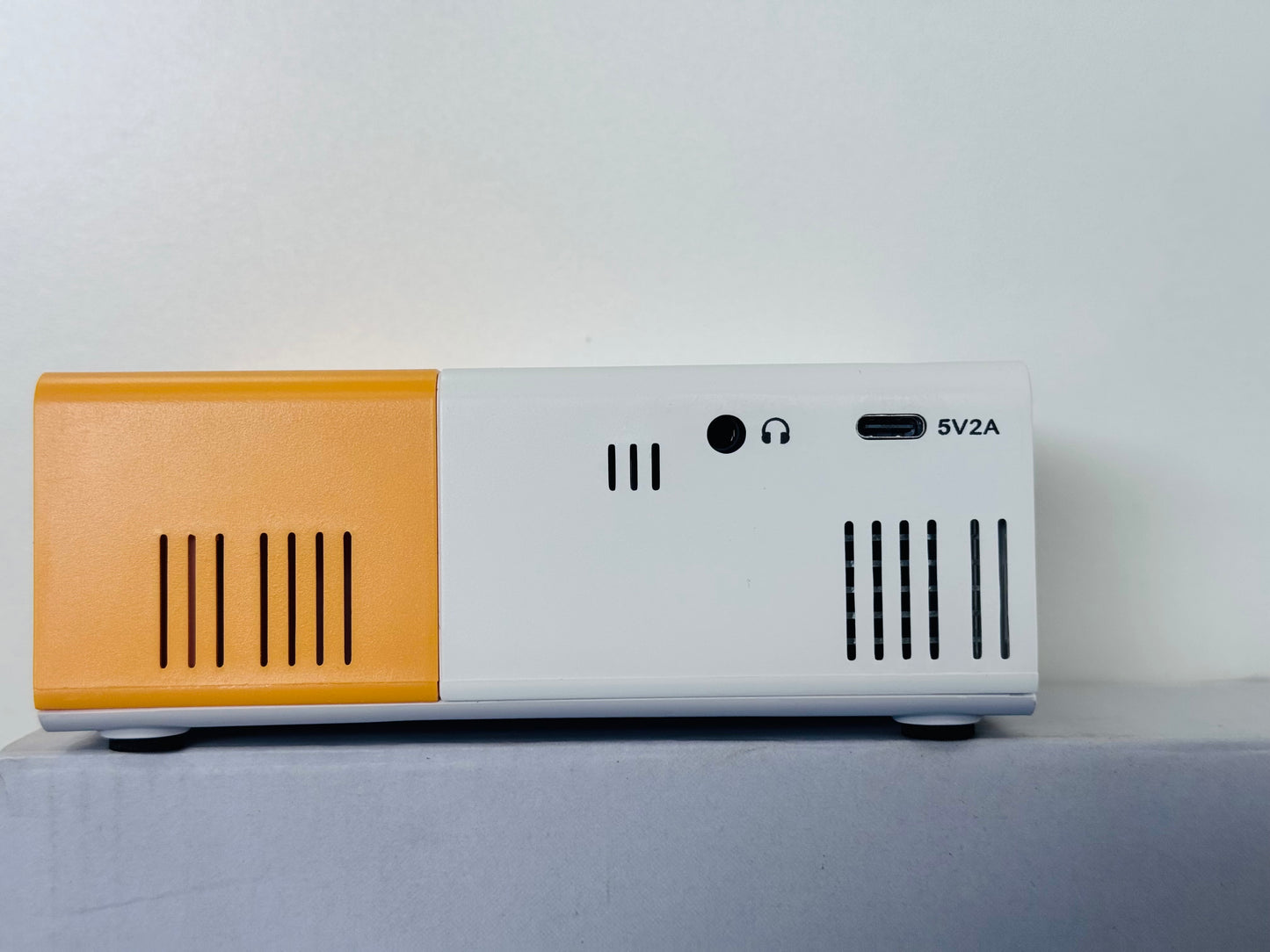HIGH RESOLUTION LED PROJECTOR